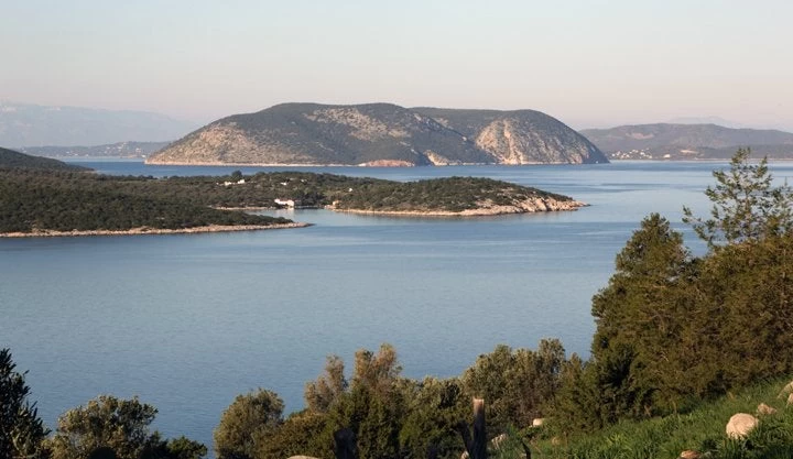 Μια γιαγιά φυλάττει τις Θερμοπύλες στη βραχονησίδα Δοκός (βίντεο)